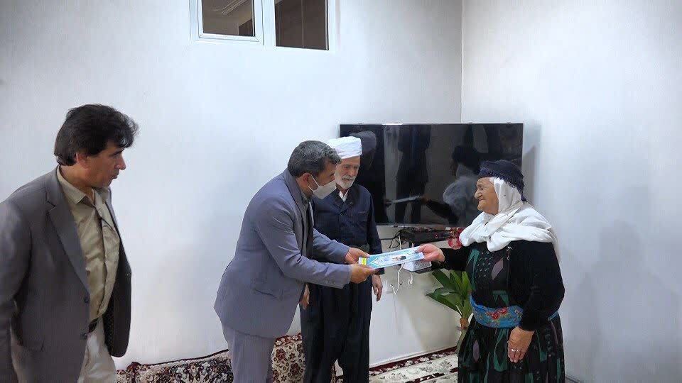 تکریم خانواده مکرم دو شهید سادات در تکاب آذربایجان غربی