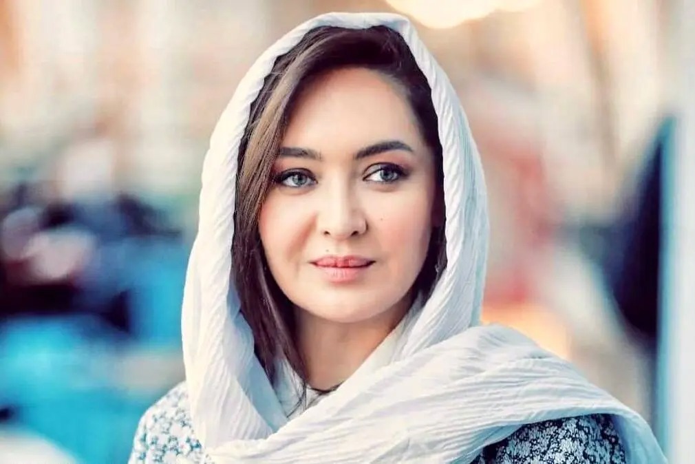 سفر در زمان؛ «نیکی کریمی» با ماسک صورت در تختخواب روی صحنه تئاتر