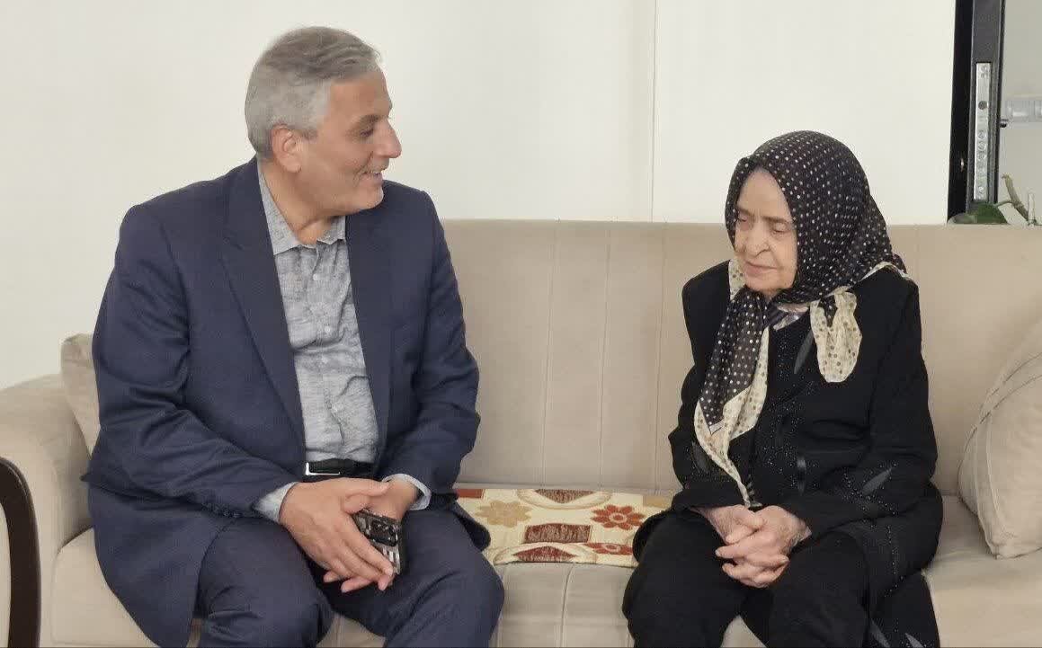 دیدار مدیرکل بنیاد شهید آذربایجان‌شرقی با خانواده دو شهید والامقام