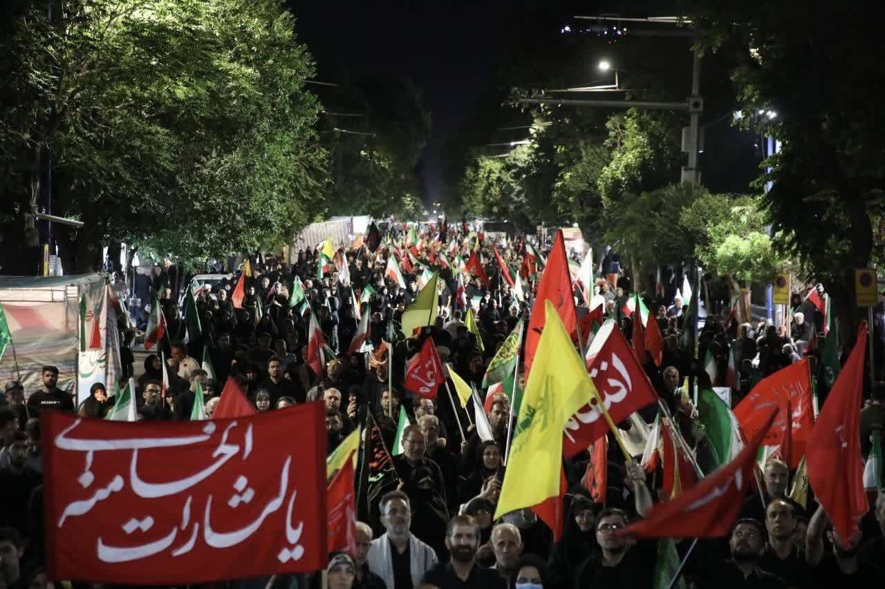 مردم ارومیه همچنان در لبیک به ندای رهبری در خیابان تجمع کردند