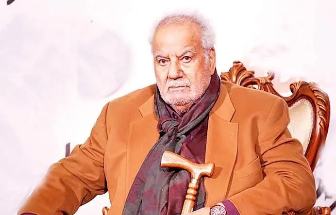 سفر در زمان؛ «ناصر ملک مطیعی» در حال شنا در دریا و به همراه دوستان اش؛ دهه ۶۰