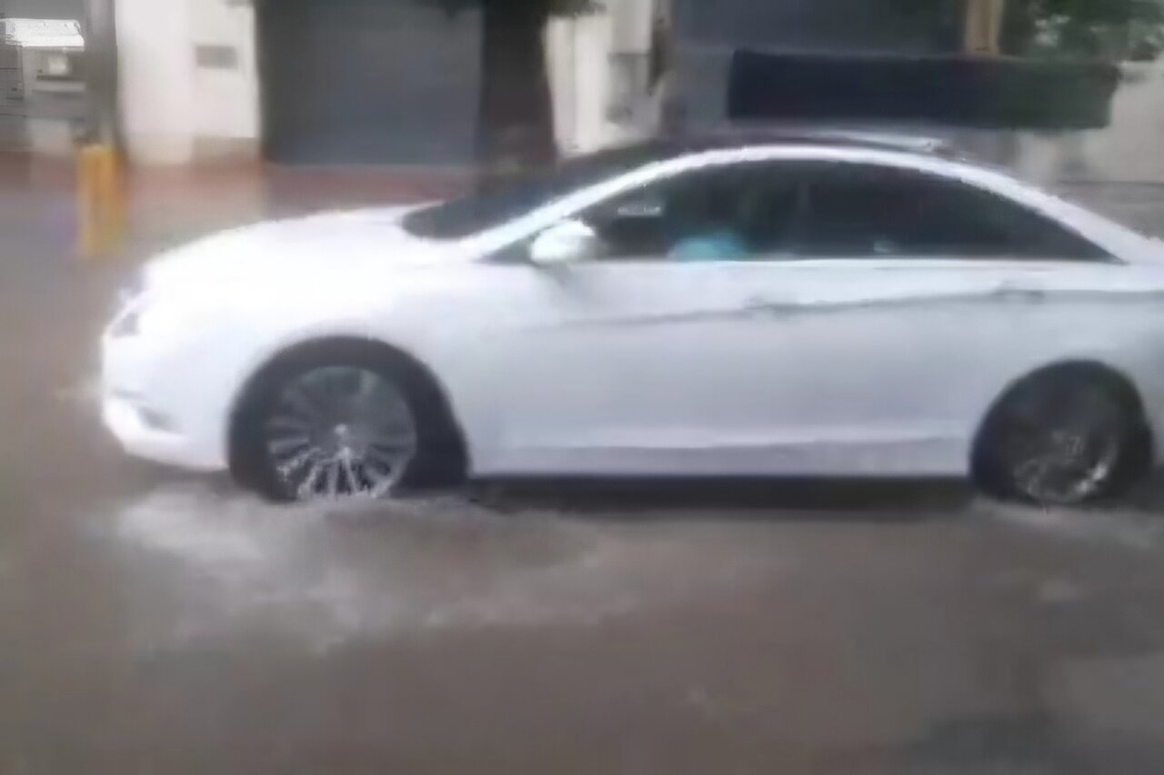 بارش باران و آب‌گرفتگی معابر در اهر