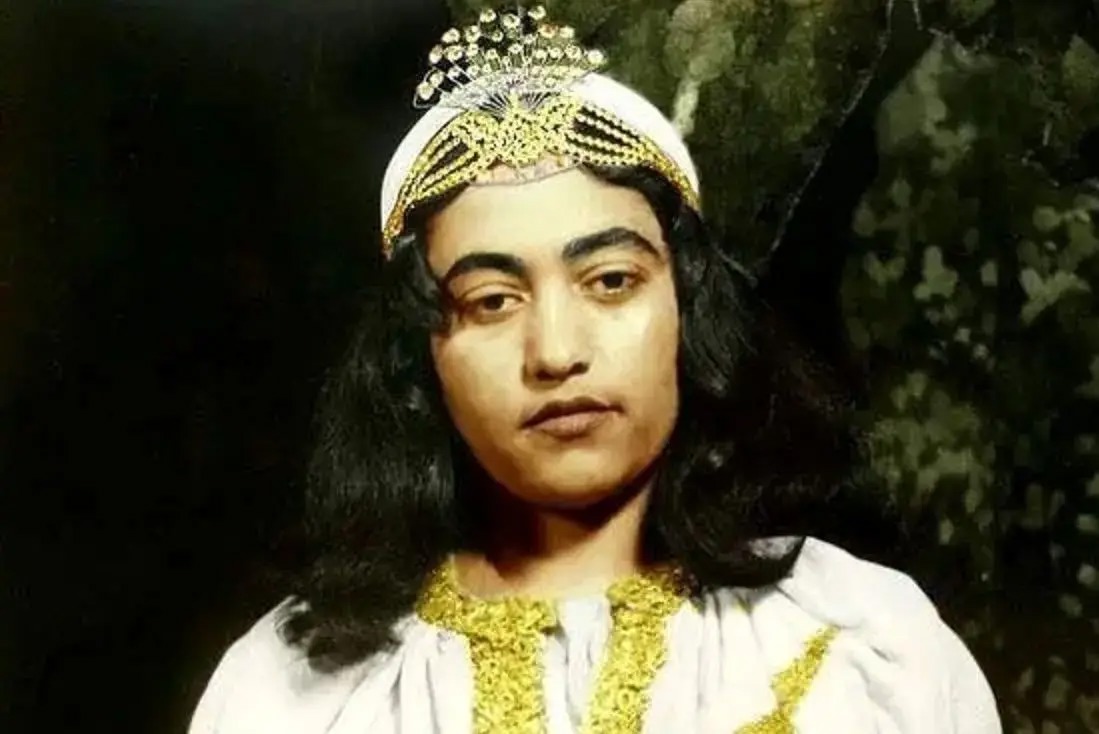 سفر در زمان؛ «مرضیه» خواننده قبل انقلاب در حال چای خوردن در خانه اش؛ دهه ۵۰