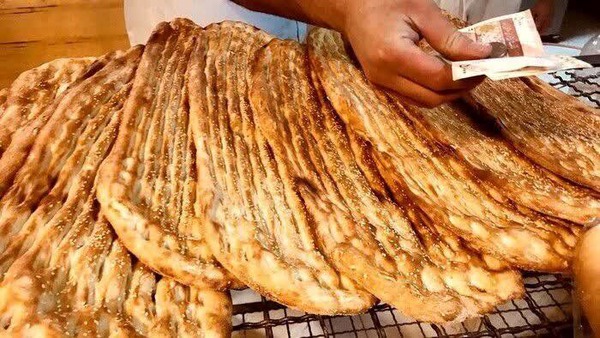 نانِ ۲ نرخی در مراغه؛ کنجد اجباری، پول اجباری!