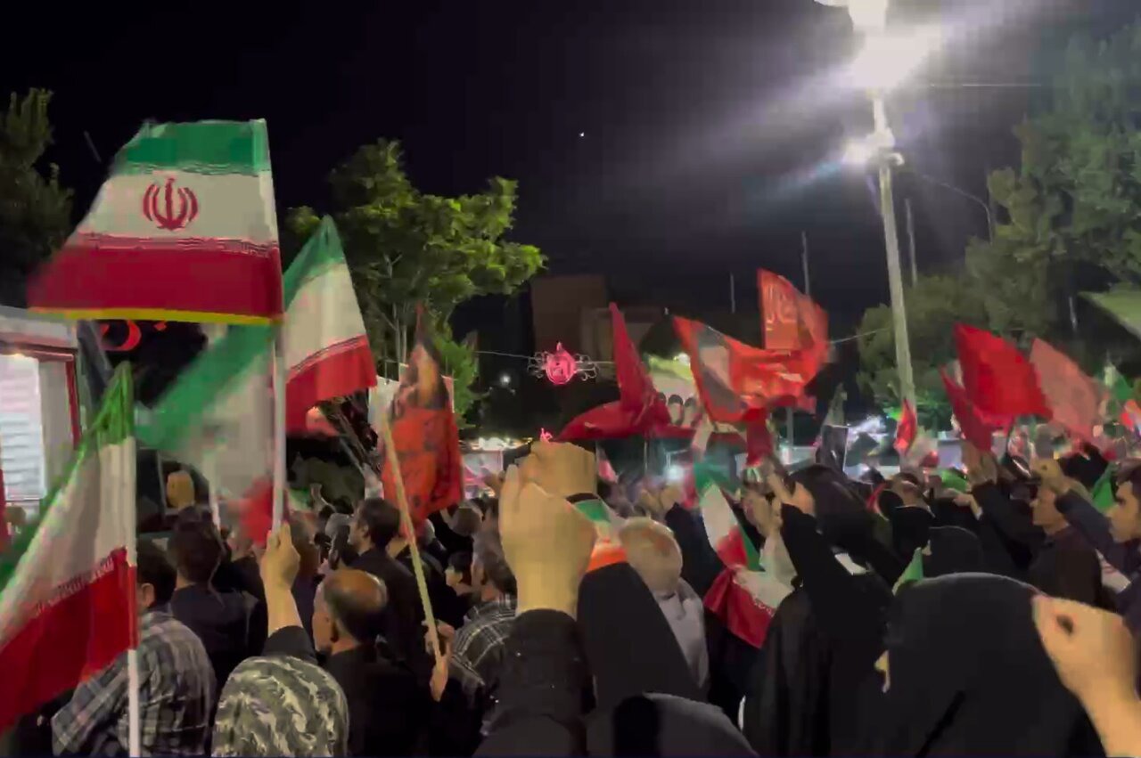 شور بیعت در میدان ساعت؛ اجتماع ۱۳۵ شبانه مردم تبریز برگزار شد