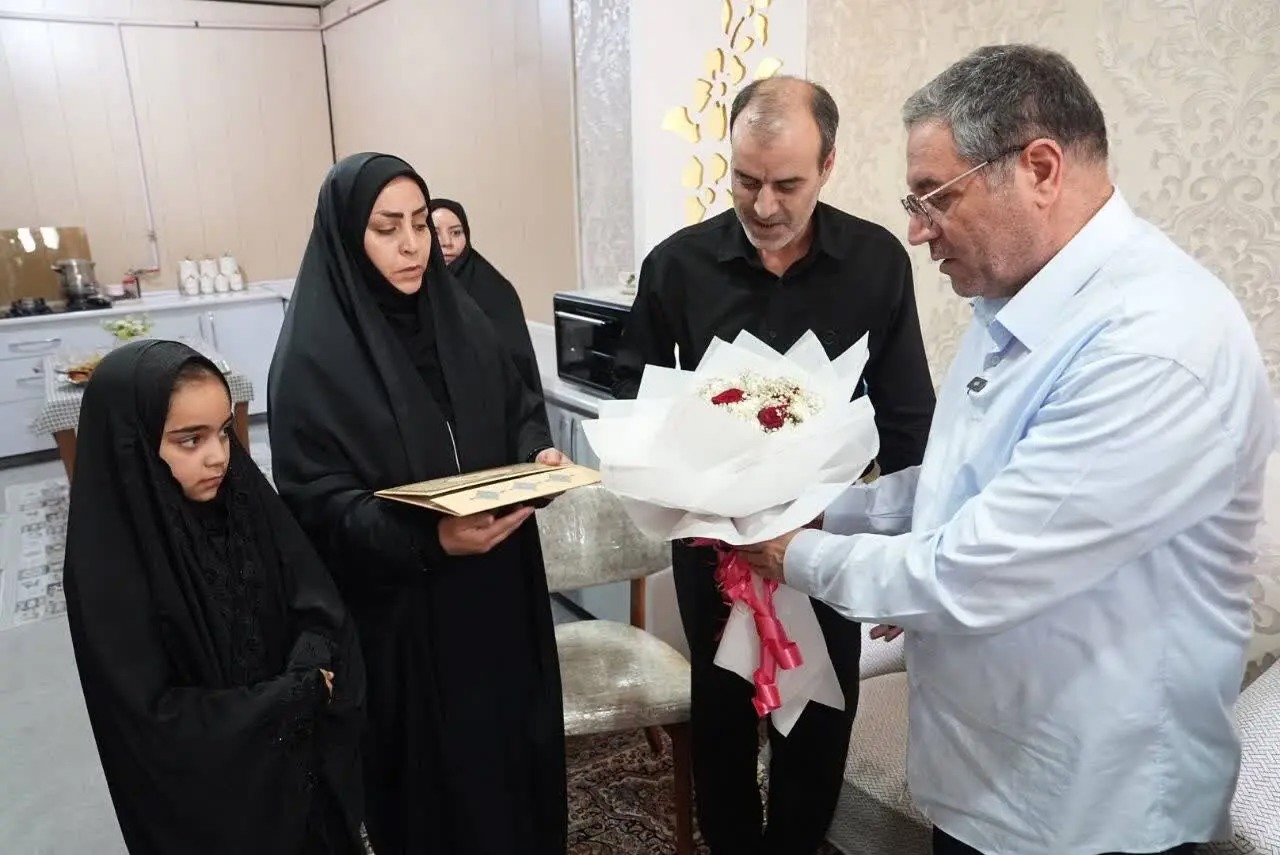 دیدار استاندار آذربایجان‌غربی با خانواده شهید نوروزی