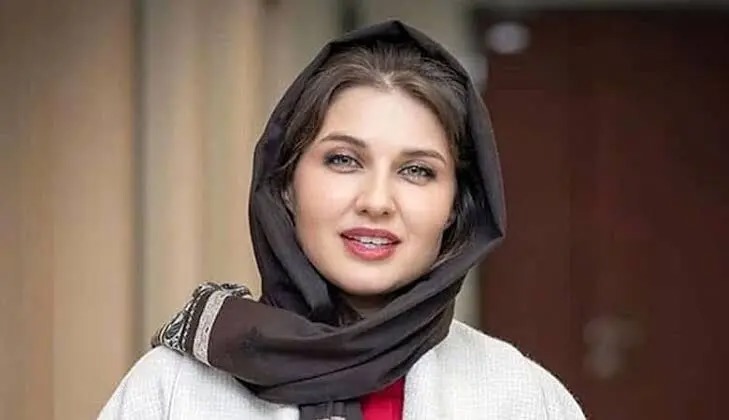 قرآن خواندن گلوریا هاردی برای مادربزرگ همسرش در مراسم ختم او