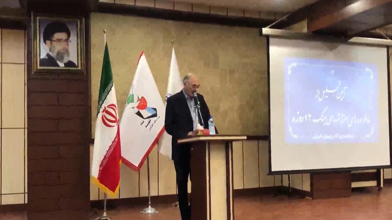 تجلیل از خانواده های شهدای جنگ تحمیلی ۱۲ روزه در تبریز