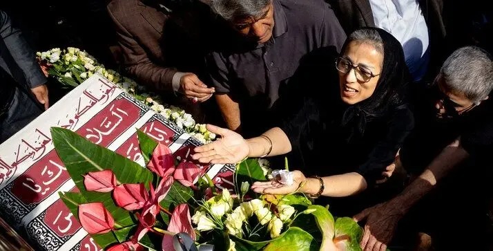 توضیح همسر اکبر عبدی درباره سنگ مزار و اهدای یادگاری‌ها به موزه
