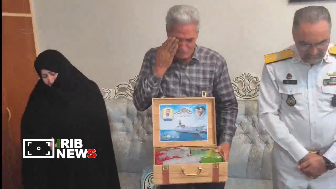 حضور جانشین نیروی دریایی در منزل شهید ناو دنا در عجب شیر