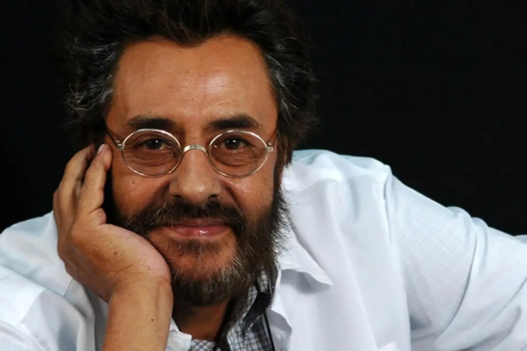 سفر در زمان؛ خسرو شکیبایی در دوران سربازی و در کنار یک توپ جنگی؛ اوایل دهه ۴۰