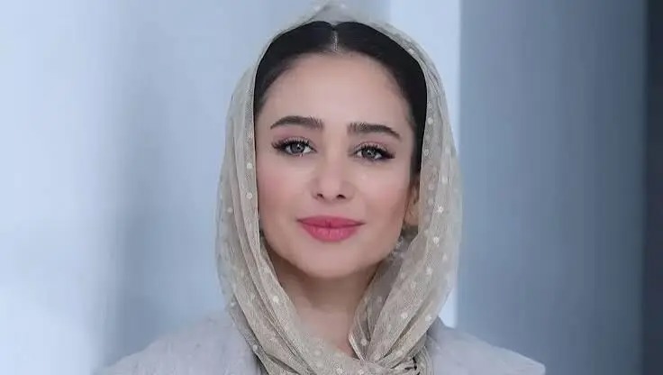 چهره متفاوت الناز حبیبی با هدبند گل‌دار و سکه‌دوزی