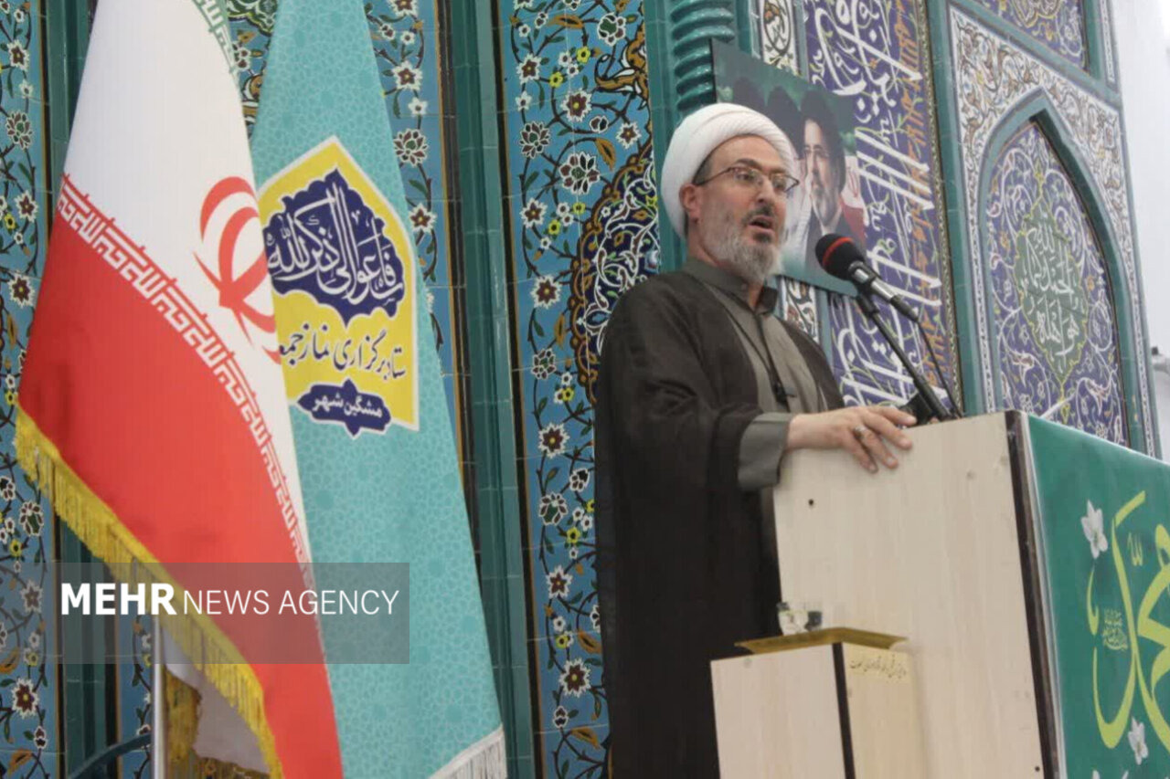 دشمن به دنبال ایجاد شکاف میان خواص و نظام است