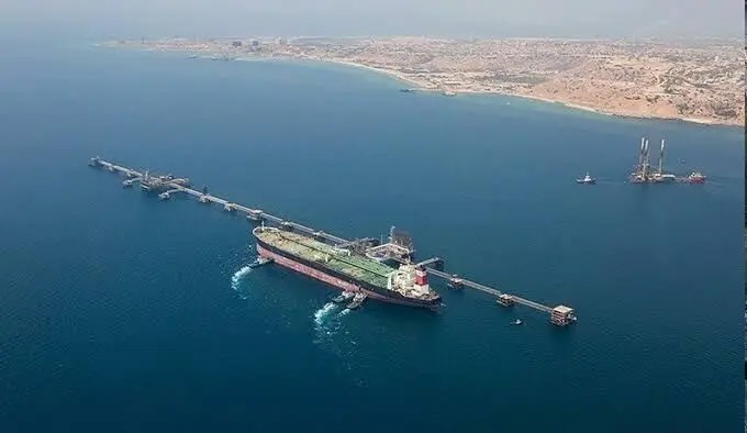 نفتکش ایرانی در جزیره خارگ هدف حمله موشکی آمریکا قرار گرفت/  عملیات تخلیه این نفتکش در حال انجام است