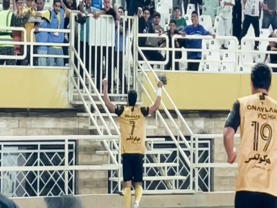 لیموچی و تقسیم خوشحالی گل با هواداران سپاهان