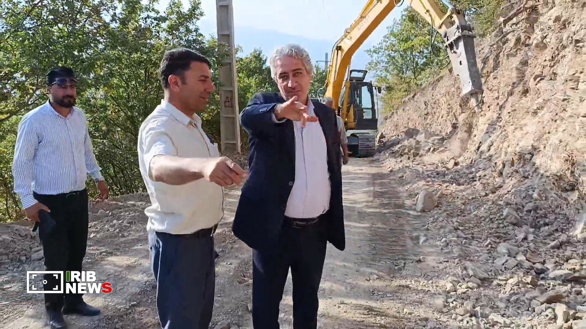 ساخت راه روستایی بخش منجوان خداآفرین