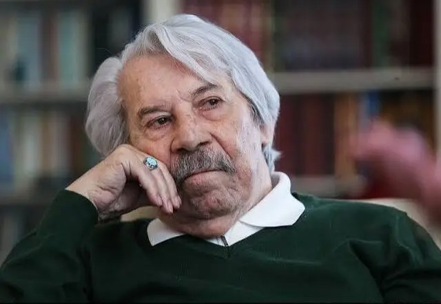 سفر در زمان؛ «داود رشیدی و بهروز وثوقی» در حال استراحت در پشت صحنه یک فیلم؛ سال ۵۰