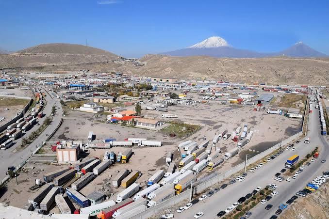حجم زیاد تردد؛ دلیل ازدحام در خروجی مرز بازرگان ماکو