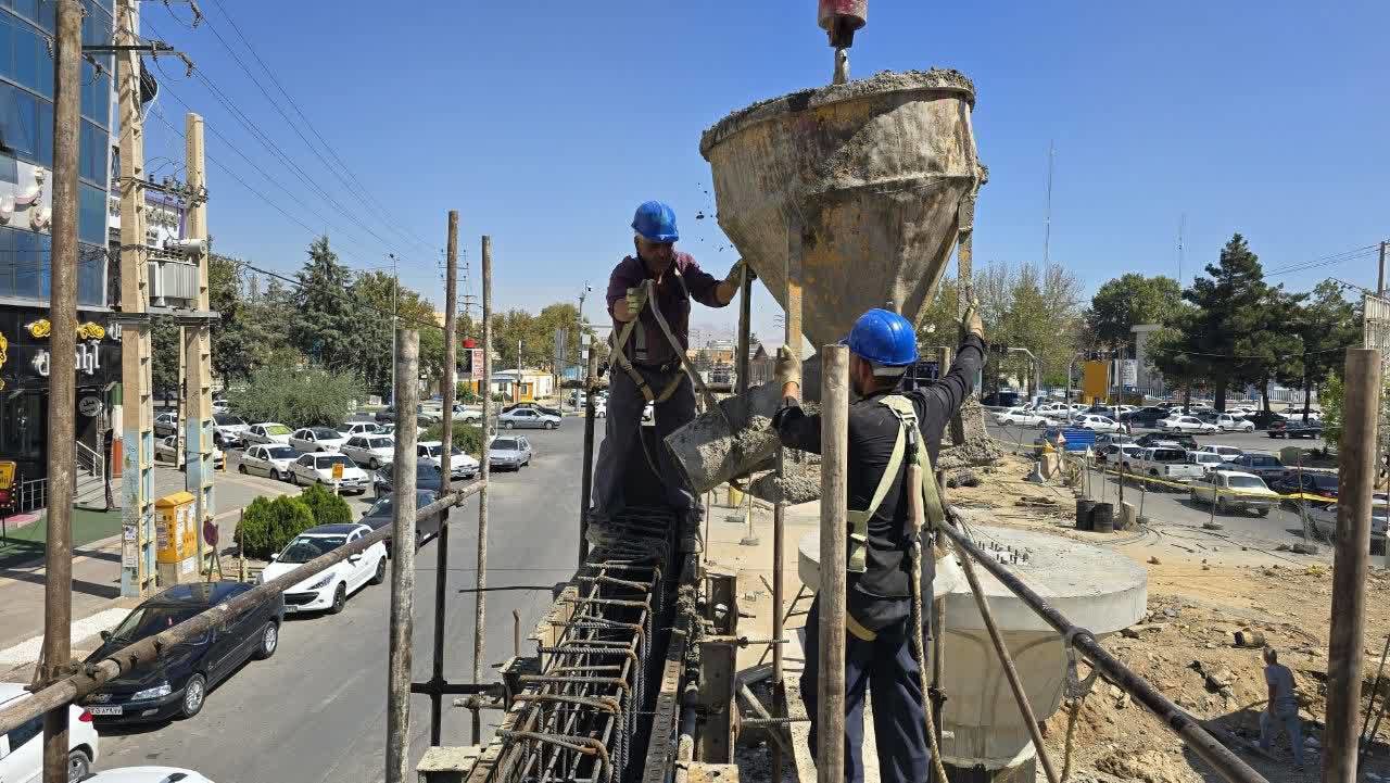 بتن ریزی دیواره‌های کوله شرقی پل مخابرات ارومیه