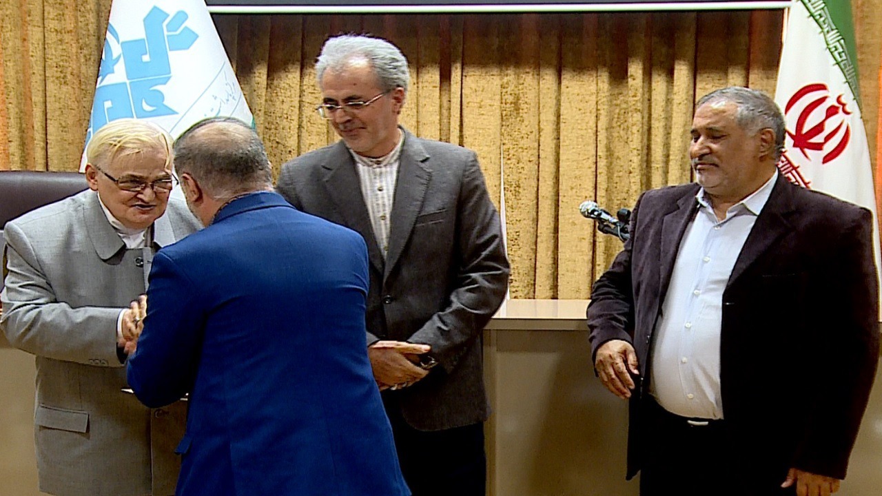 اعطای نشان فردوسی به مجری صدا و سیمای مرکز آذربایجان شرقی