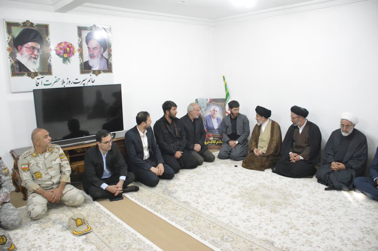 دیدار نماینده ولی فقیه در آذربایجان غربی با خانواده شهید «اسلام کاک‌درویش» در روستای کهنه‌خانه پیرانشهر
