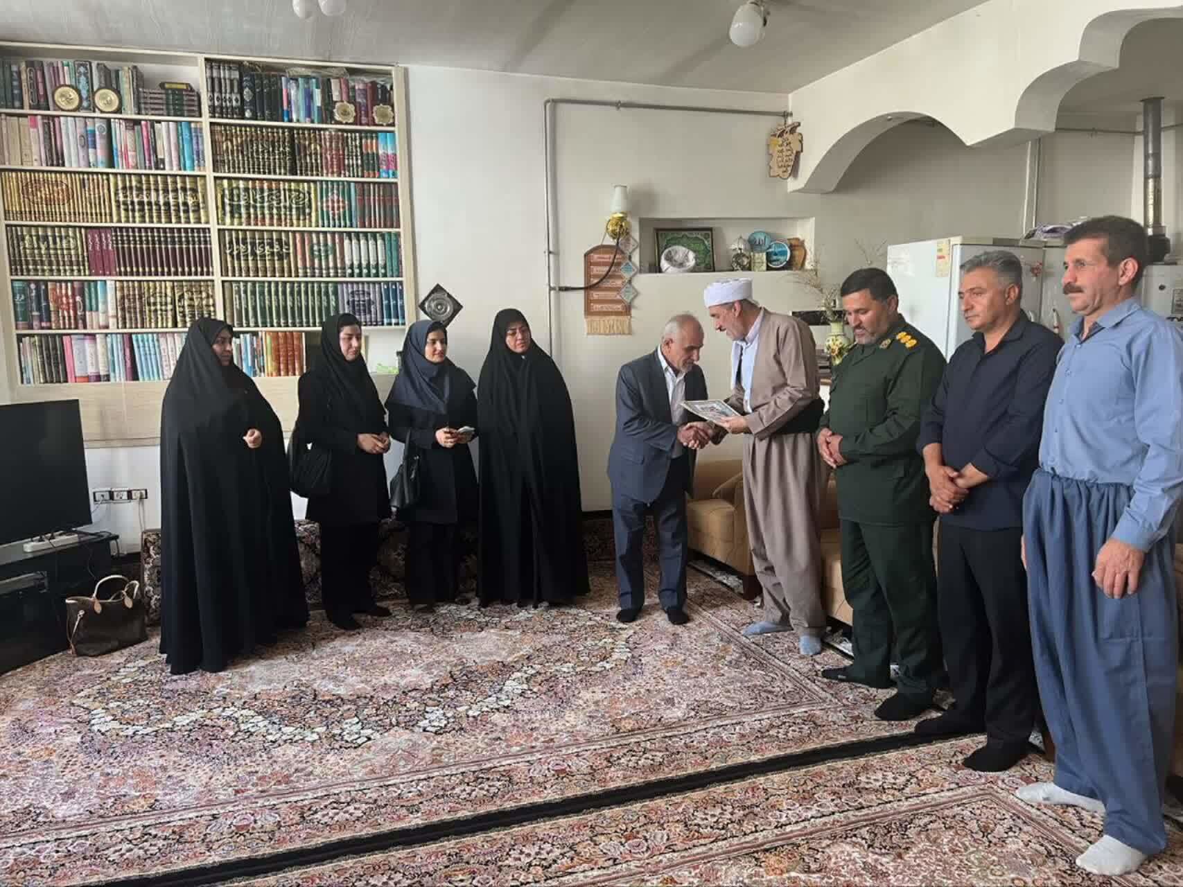 تکریم خانواده شهید عثمان آذر منش  در بوکان