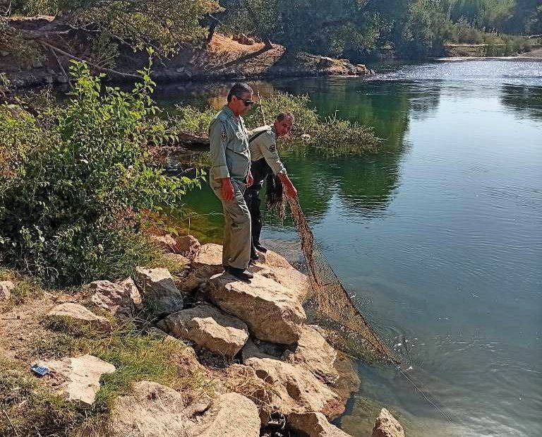 جمع‌آوری ۳۰۰ متر تور ماهیگیری غیرمجاز  از زرینه‌رود شاهین‌دژ