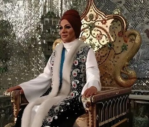 ساغر عزیزی، بازیگر نقش فرح پهلوی: لباس تاج‌گذاری حدود ۶ متر دنباله داشت؛ از سنگینی لباس امکان تحرک نداشتم