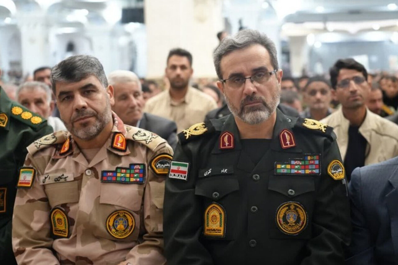 برخورد با خائنان وطن‌فروش همچون سربازان دشمن خواهد بود