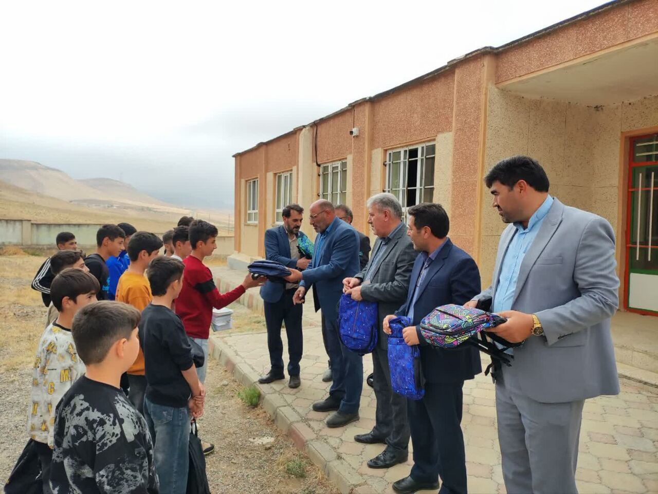 بسته‌های نوشت‌افزار بین دانش‌آموزان عشایر بیله‌سوار توزیع شد