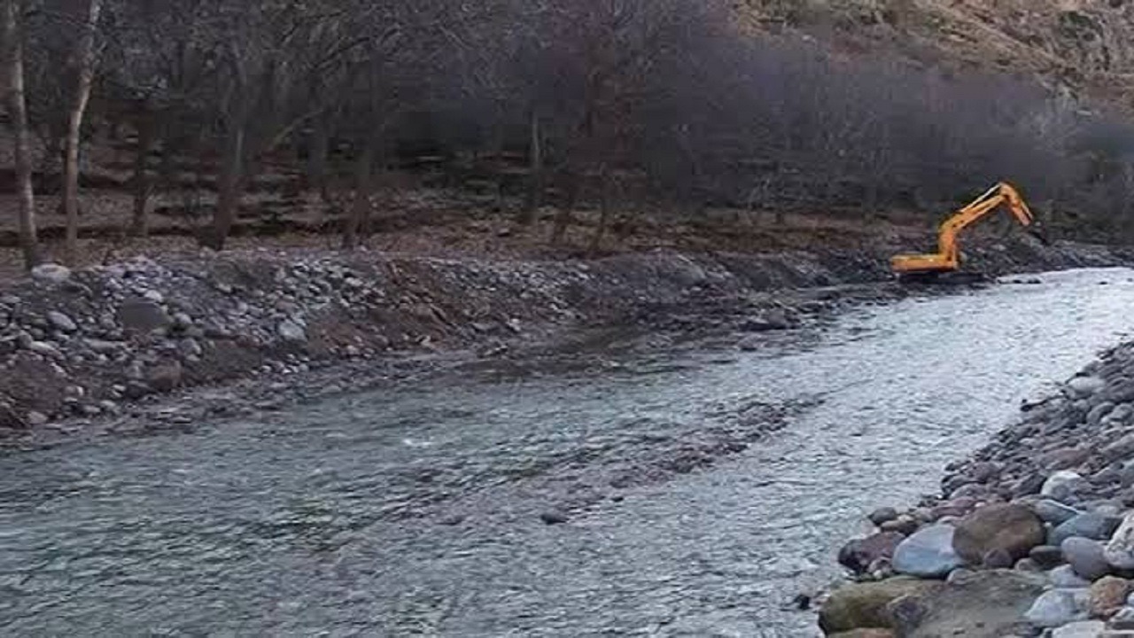 آزادسازی ۳ هکتار از بستر و حریم رودخانه در روستای حصار میانه
