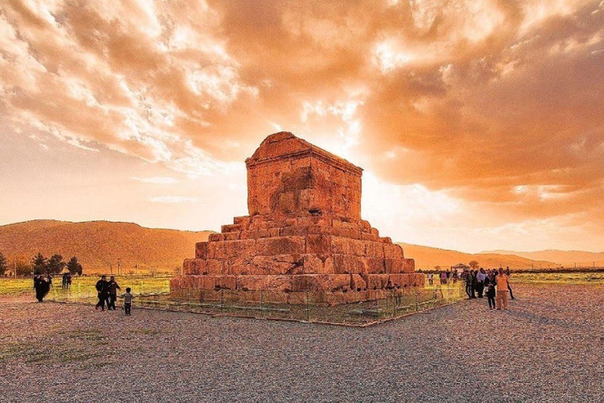 اگر رهبر شهید نبود، کوروش و پاسارگاد تاوان پورِ پهلوی را می‌دادند