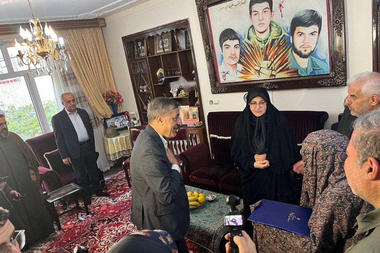 معاون اجرایی رئیس‌جمهور با خانواده شهیدان محمدپور صبور دیدار کرد