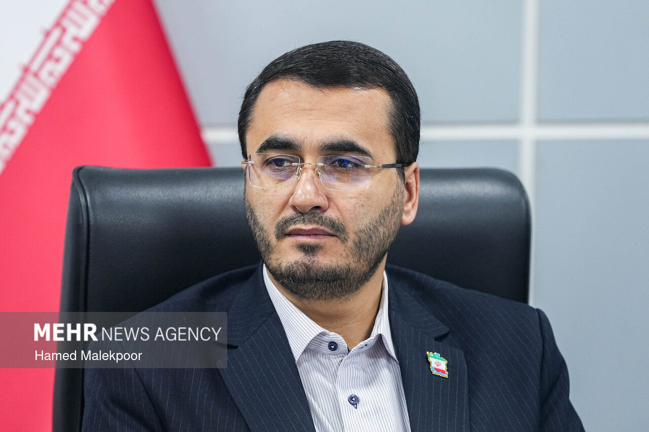 متفکرآزاد: وزیر ورزش درباره توهین‌ها در ورزشگاه انزلی پاسخگو باشد