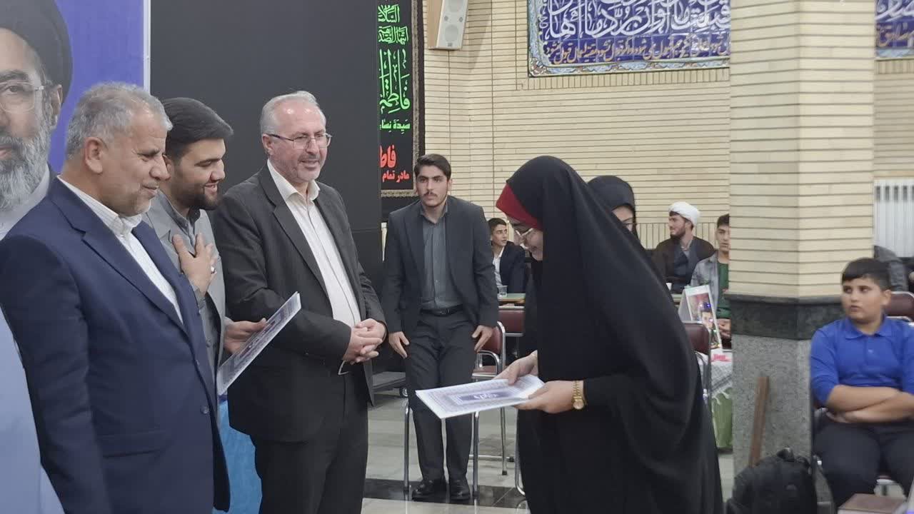 تجلیل از برگزیدگان مسابقات قرآن، عترت و نماز دانش‌آموز‌ی در آذربایجان غربی