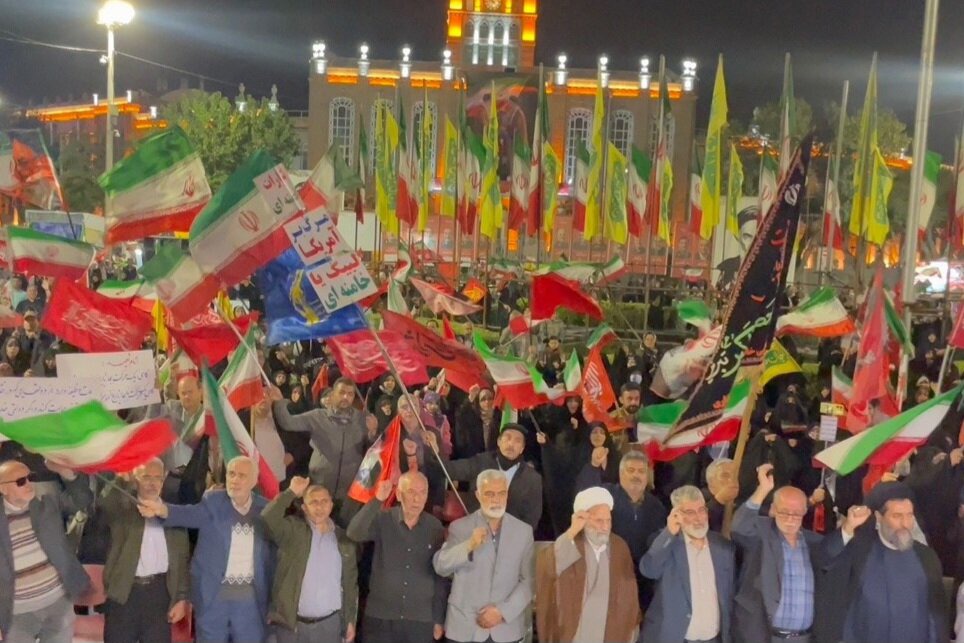 اجتماع شبانه تبریزی‌ها در حمایت از رهبری به ایستگاه ۲۳۴ رسید