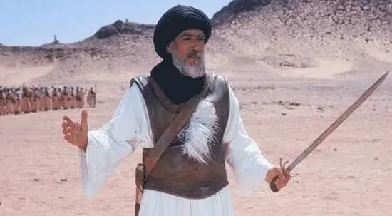 سفر در زمان؛ «بهروز وثوقی و آنتونی کوئین» در پشت صحنه فیلم کاروان‌ها؛ سال ۵۶