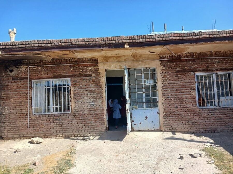 وضعیت نامناسب یک مدرسه روستایی و اقدام عملی فرماندار عجب‌شیر