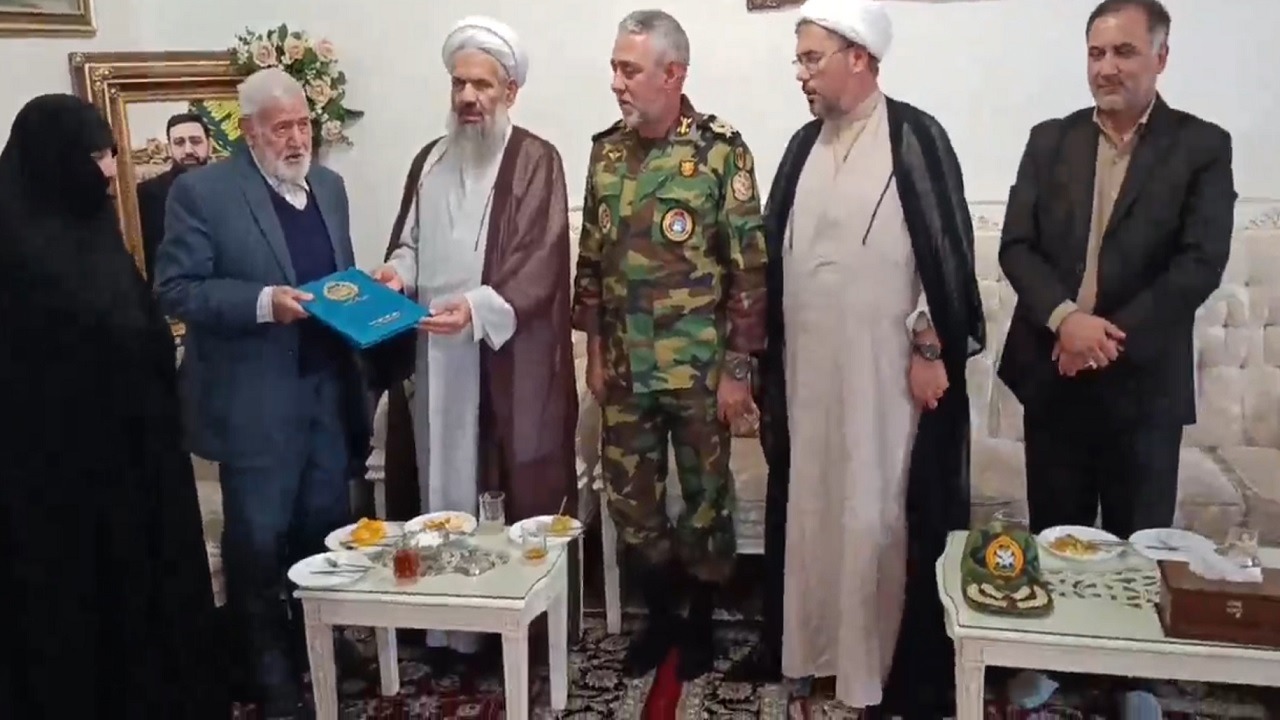 اهدای لوح تقدیر ارتش به خانواده استاندار شهید مالک رحمتی