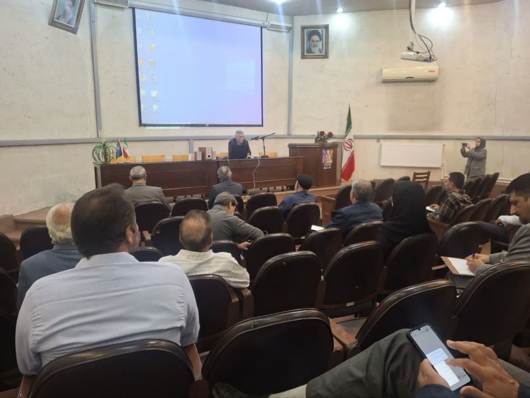 آشنایی گلخانه داران  آذربایجان غربی با آخرین یافته‌های کنترل بیولوژیک آفات