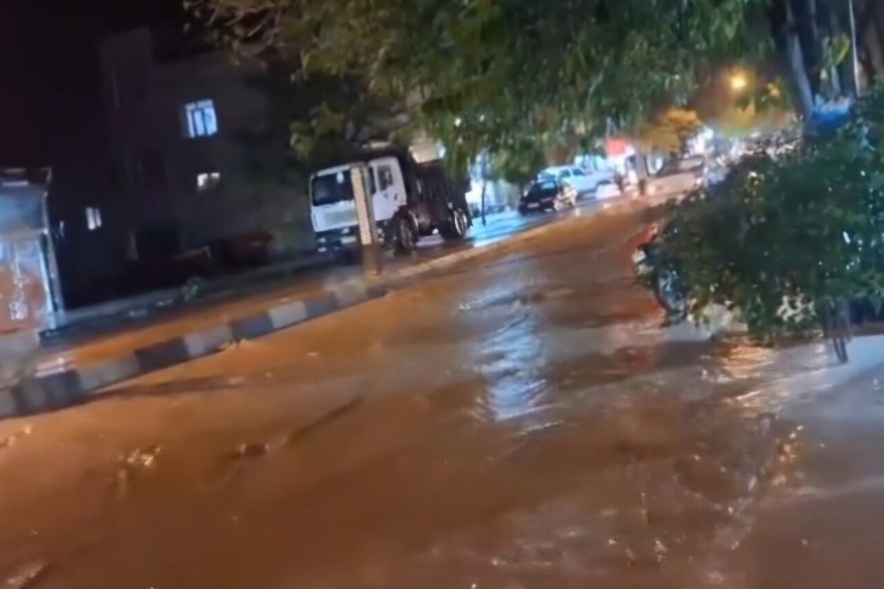 آب‌گرفتگی معابر و جاری شدن سیلاب در هشترود پس از بارندگی