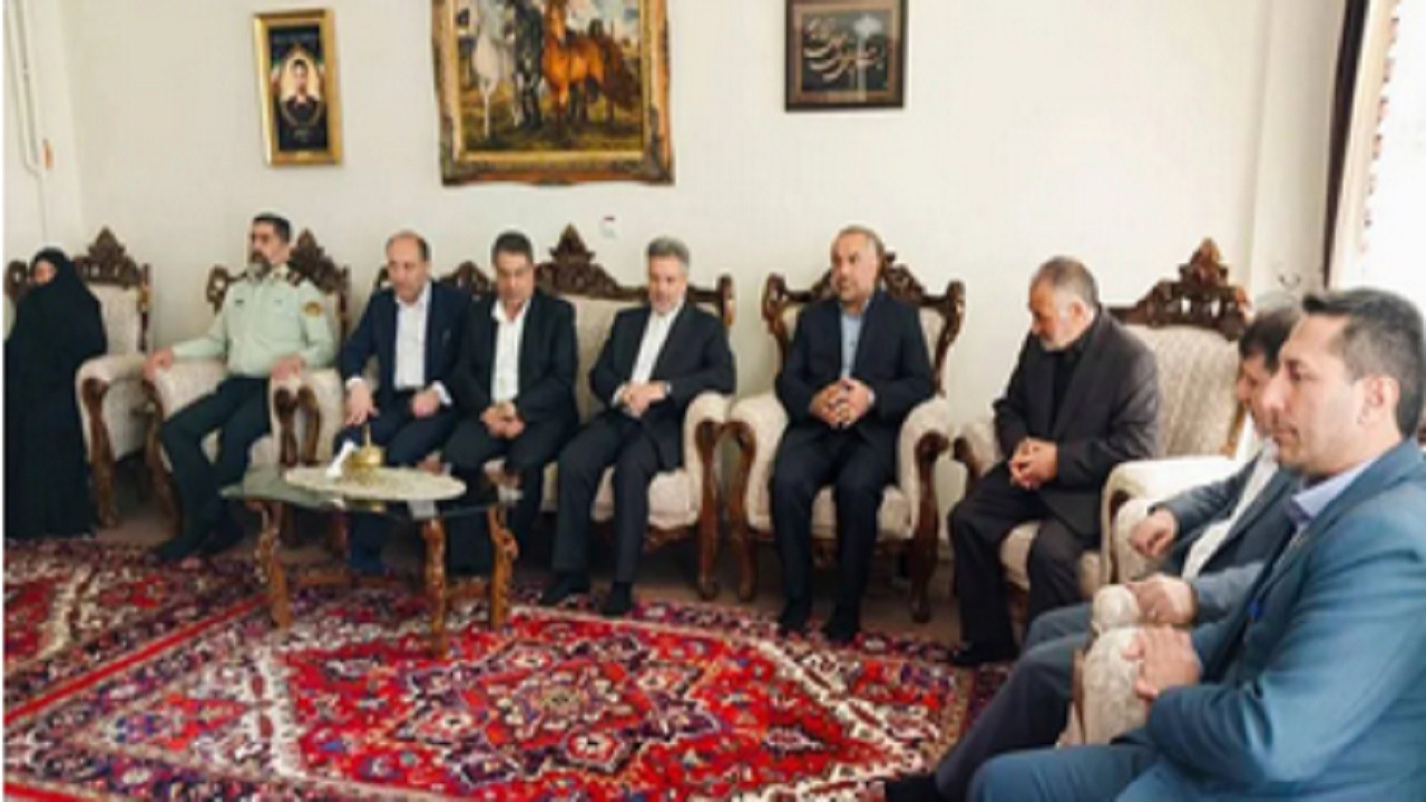 دیدار رئیس سازمان زندان‌های کشور با خانواده شهیدان نامی در تبریز