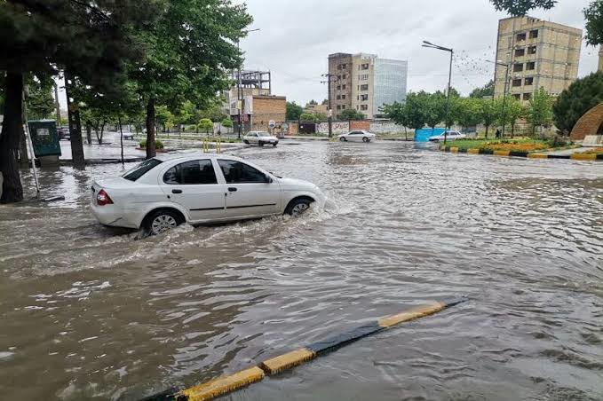 بارش باران معابر شهر سلماس را دچار آبگرفتگی کرد