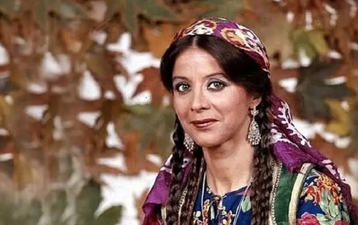 سفر در زمان؛ «فرزانه تأییدی» در ۳۲ سالگی و روی صحنه یک نمایش؛ سال ۵۶